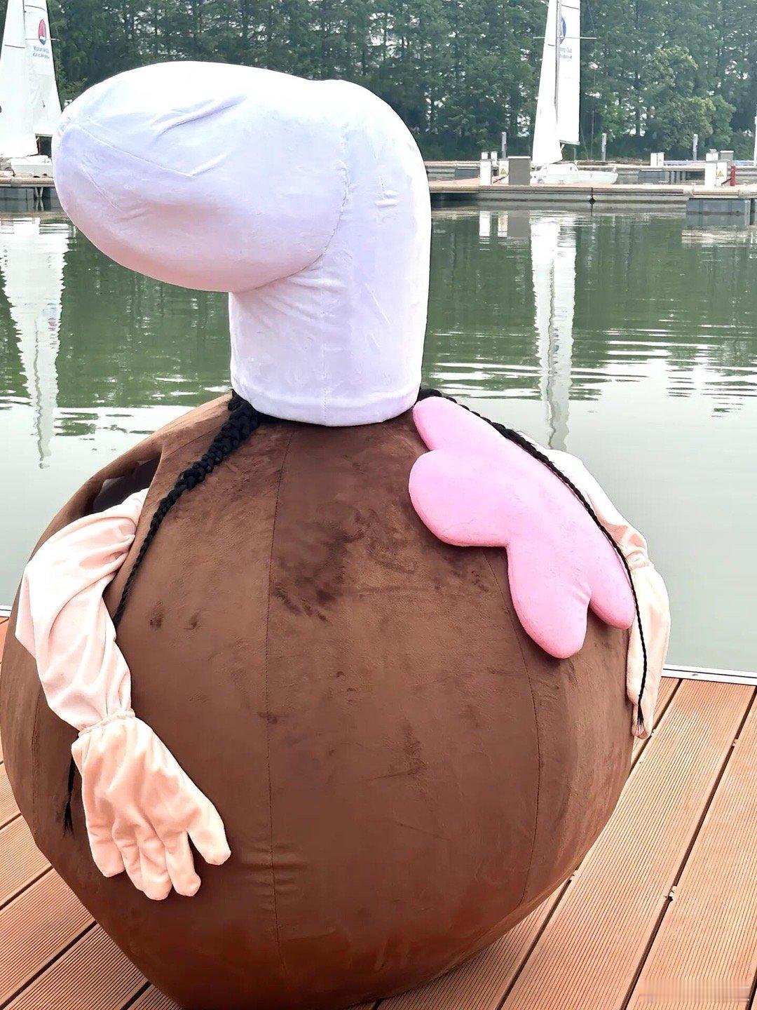 你是周也那她是谁 美女的抽象派行为艺术大赏！考古挖出周也昔日抽象时刻，高冷女神原