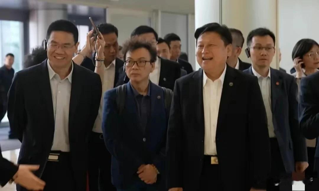 傅崐萁大陆行进入第二天，他参访了小米集团总部，还体验了无人驾驶汽车，对这些高科技