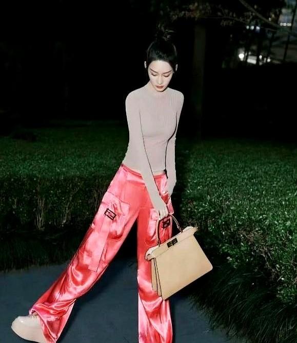 李沁这腰细得我直接酸到拍大腿！

现在网上吵翻了，有人说她穿紧身针织衫的样子，上