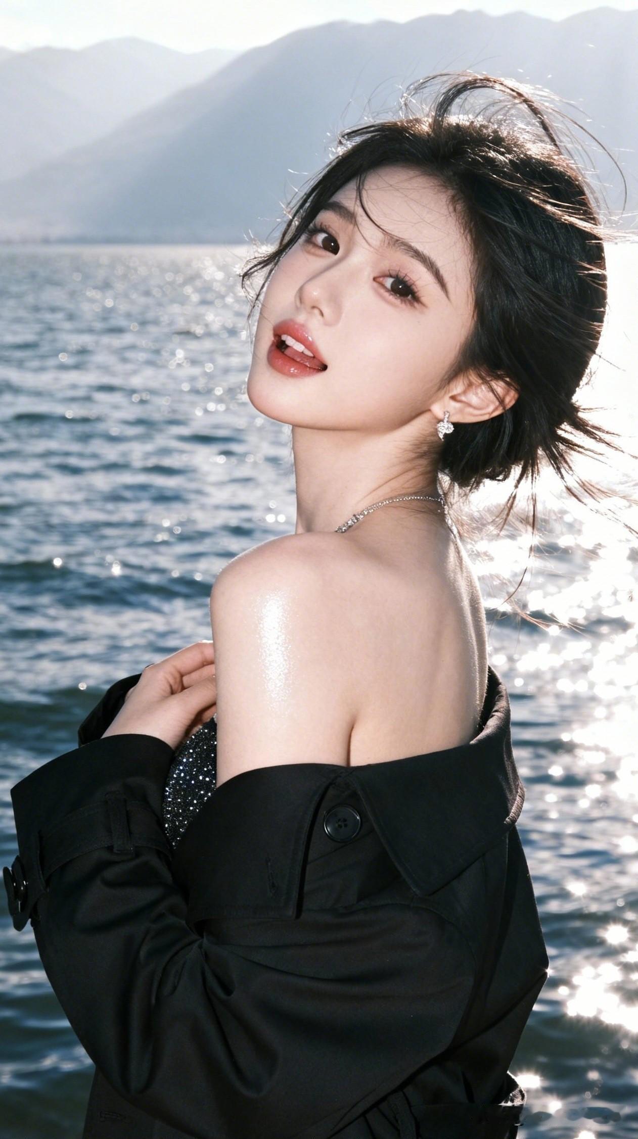 湖光潋滟处，美人倚风立。清纯甜美的样子漂亮吗 在湖边吹吹风，感受自由与美好