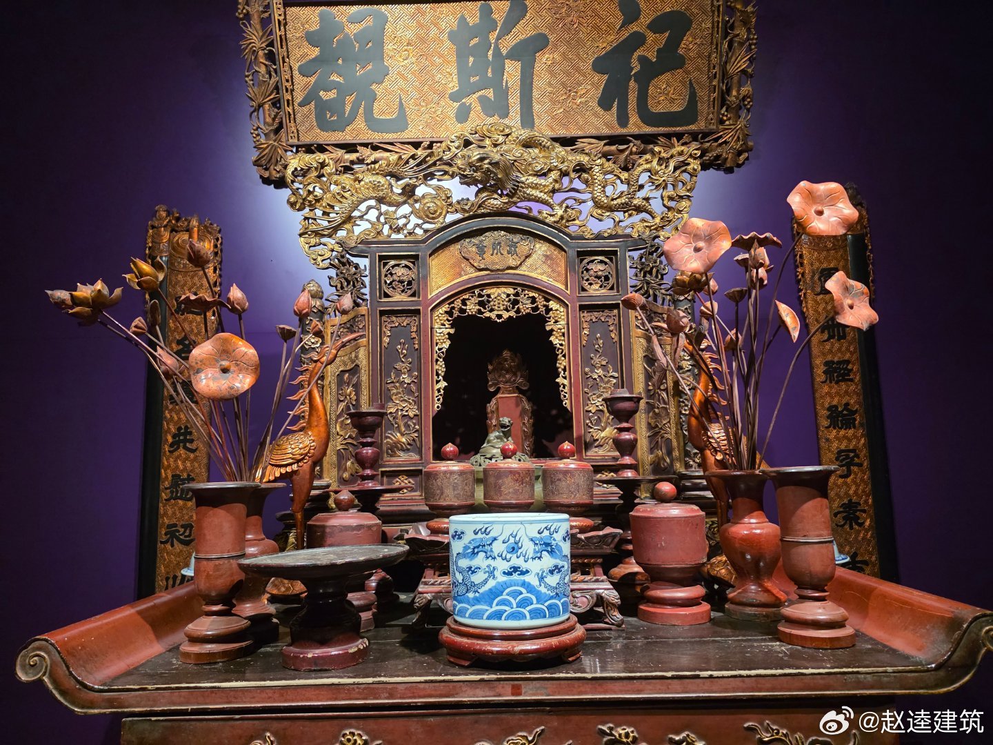 在越南河内博物馆内见到一件颇具越南风格的大型铜熏炉，采用铜胎髹漆戗金银丝加彩漆工