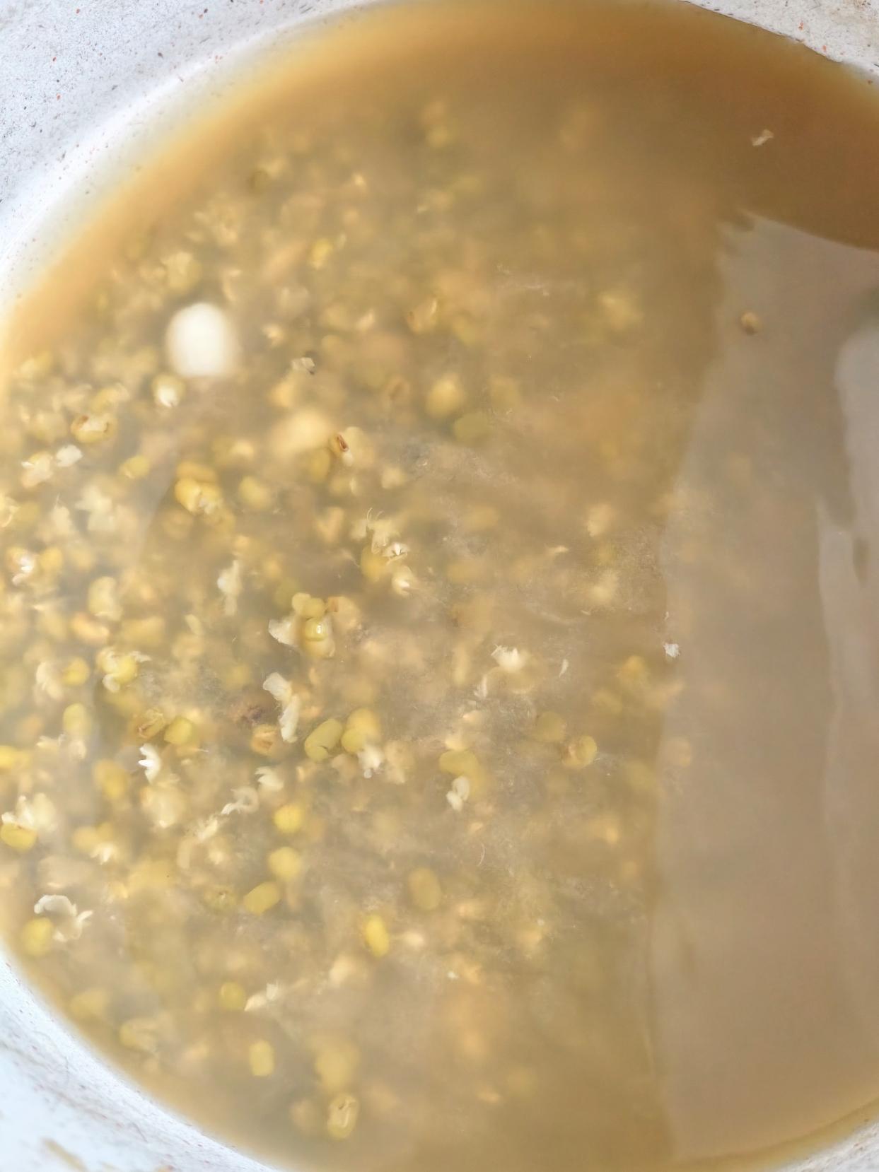 为啥我婆婆煮的绿豆汤是红色？
我煮的就是绿色呢？
同一个锅[捂脸]