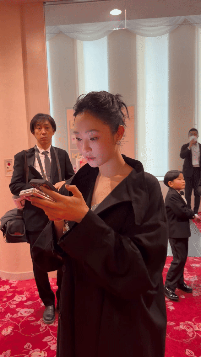 白百何拿三个手机回消息白百何拿三个手机回消息可见上班的繁忙，但是脚上穿着是不亏待