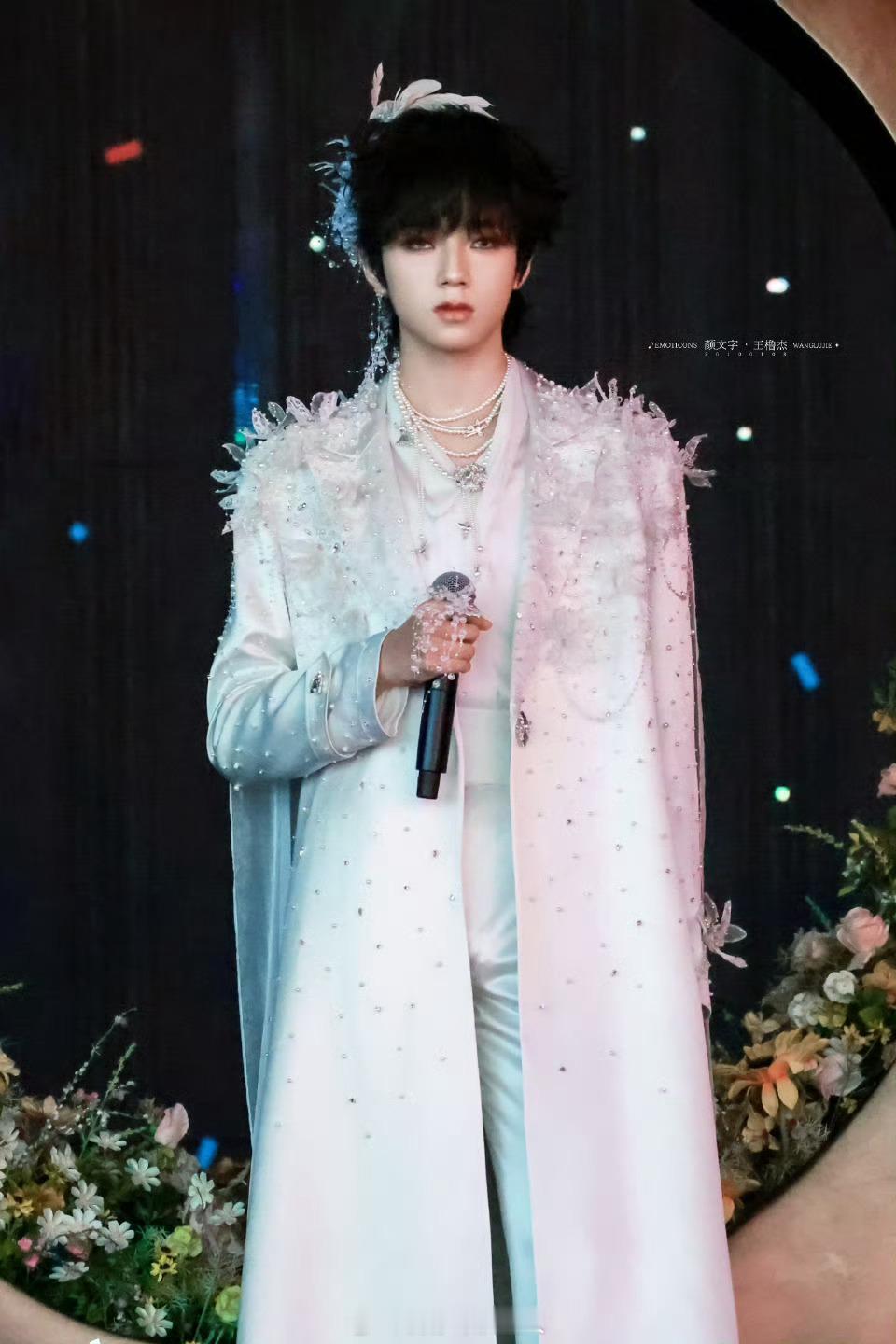 王橹杰眉眼天赋型选手建议查查王橹杰本体是雪狐来的眉眼自带故事感，眼神干净又有张力