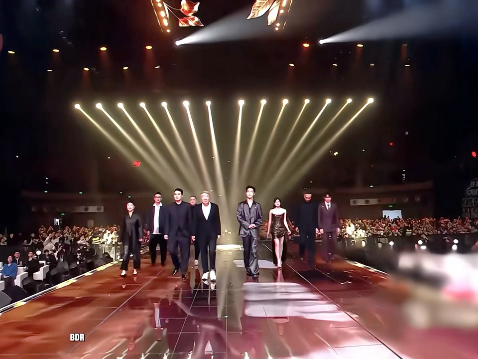 藏海一家人终于团聚了就这个藏海传爽全员上台领奖藏海传的含金量还在上升，实力与口碑