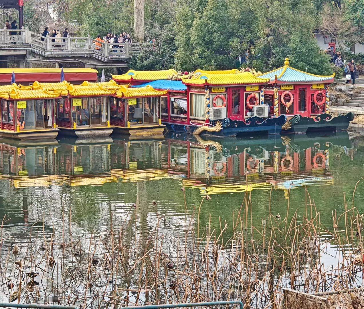 残荷映影，游人踏桥而过，
一湖烟色，藏着江南的闲情与旧梦。