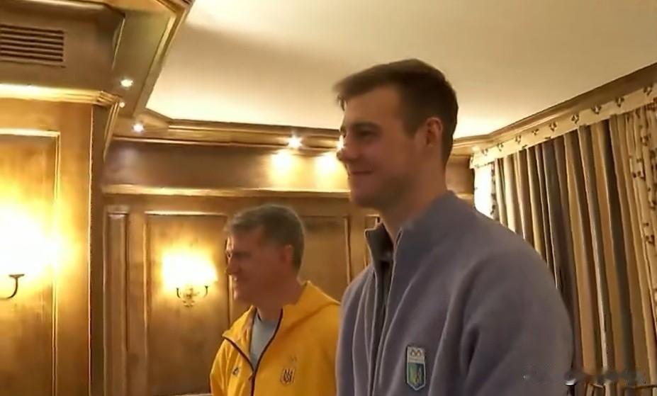 乌克兰总统泽连斯基接见并力挺因参加冬奥会比赛佩戴纪念阵亡乌克兰运动员图案头盔而被