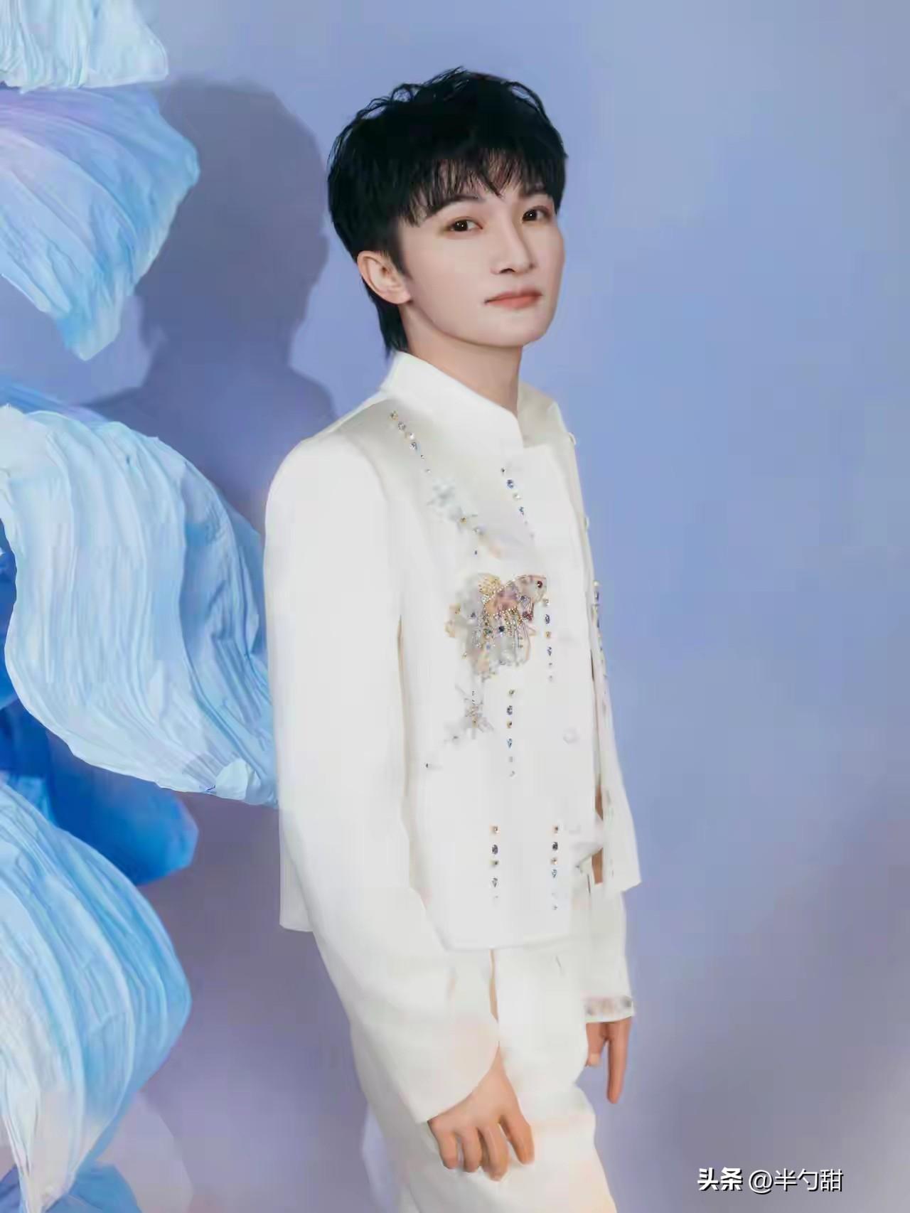 杨千嬅沉默了
张柏芝也沉默了
她们想破脑袋也没有想到，32岁的
大男孩周深，又要