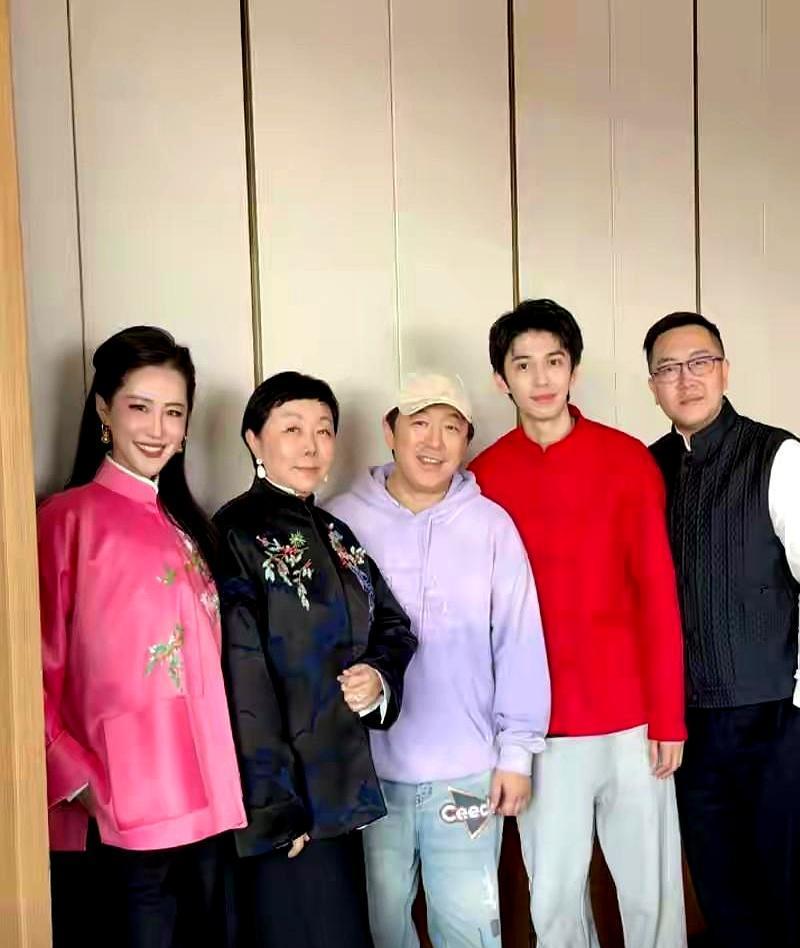 影帝黄渤，在家给岳父倒酒得弓着背。
你没看错，一米八的岳父稳坐主位，黄渤侧身斟满