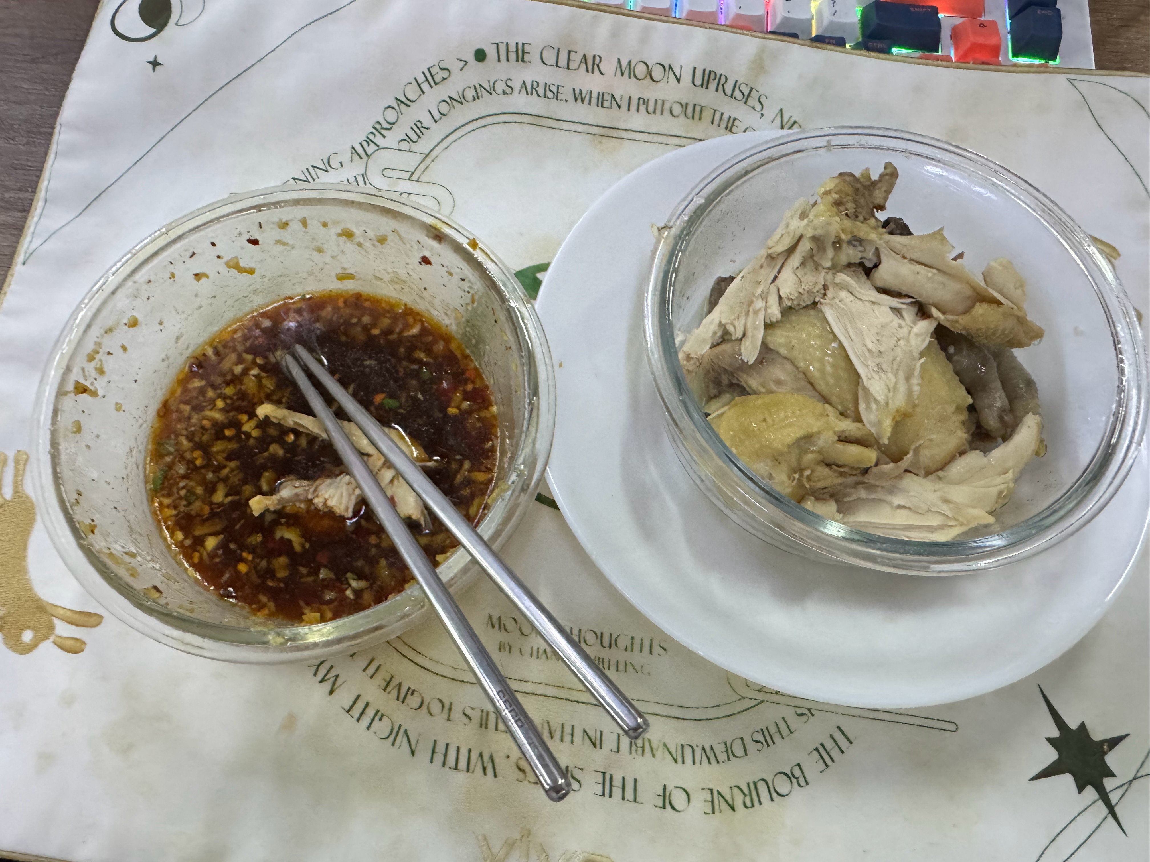 水煮鸡块，加一个秘制调配的蘸料汁，真的好吃又减肥 ​​​