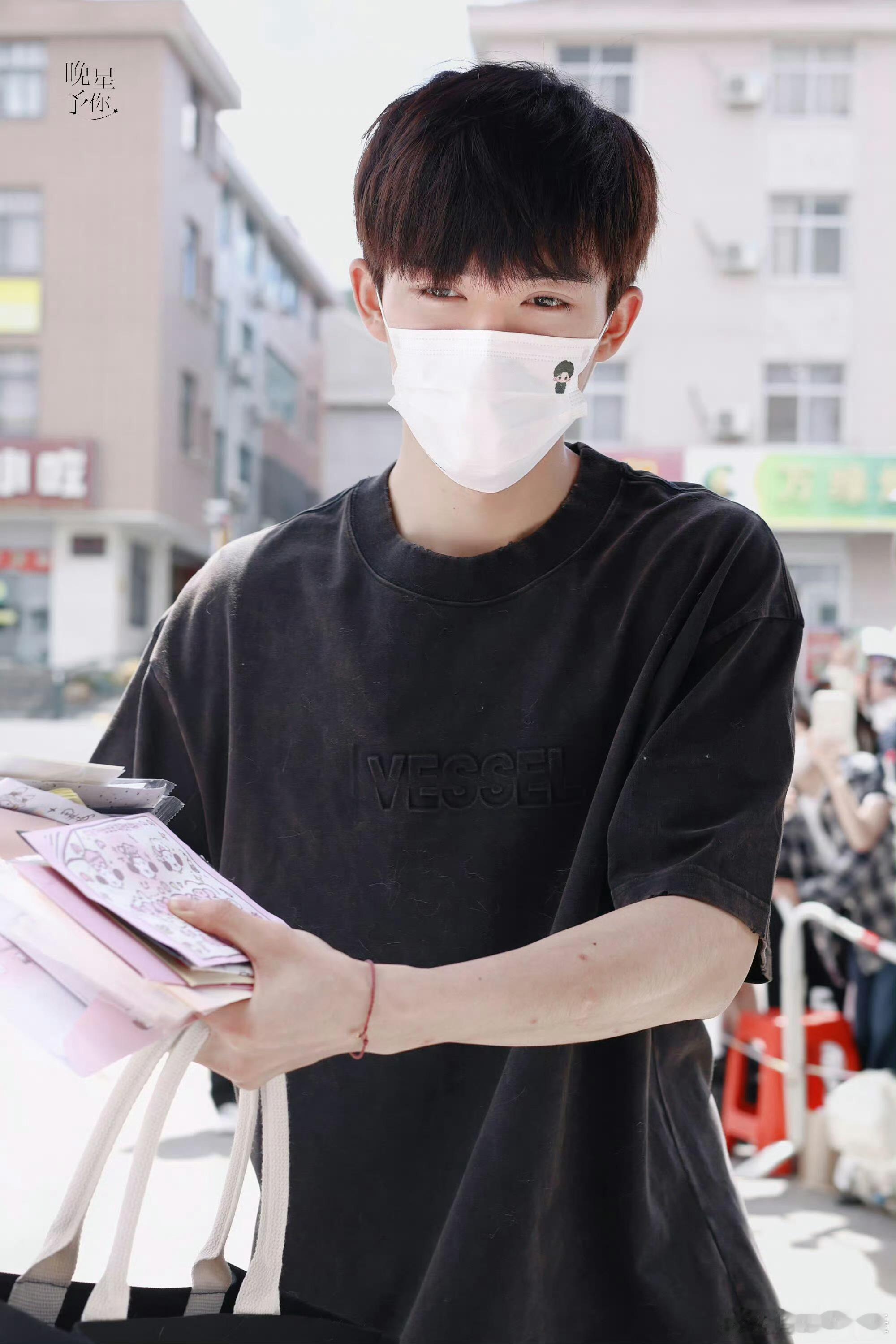 王星越戴口罩好像肖战 ​​​