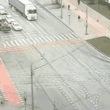 原来如此啊？
一辆大型箱式货车，在逆行道上慢慢行驶，直行的车辆都在快速躲闪避让，