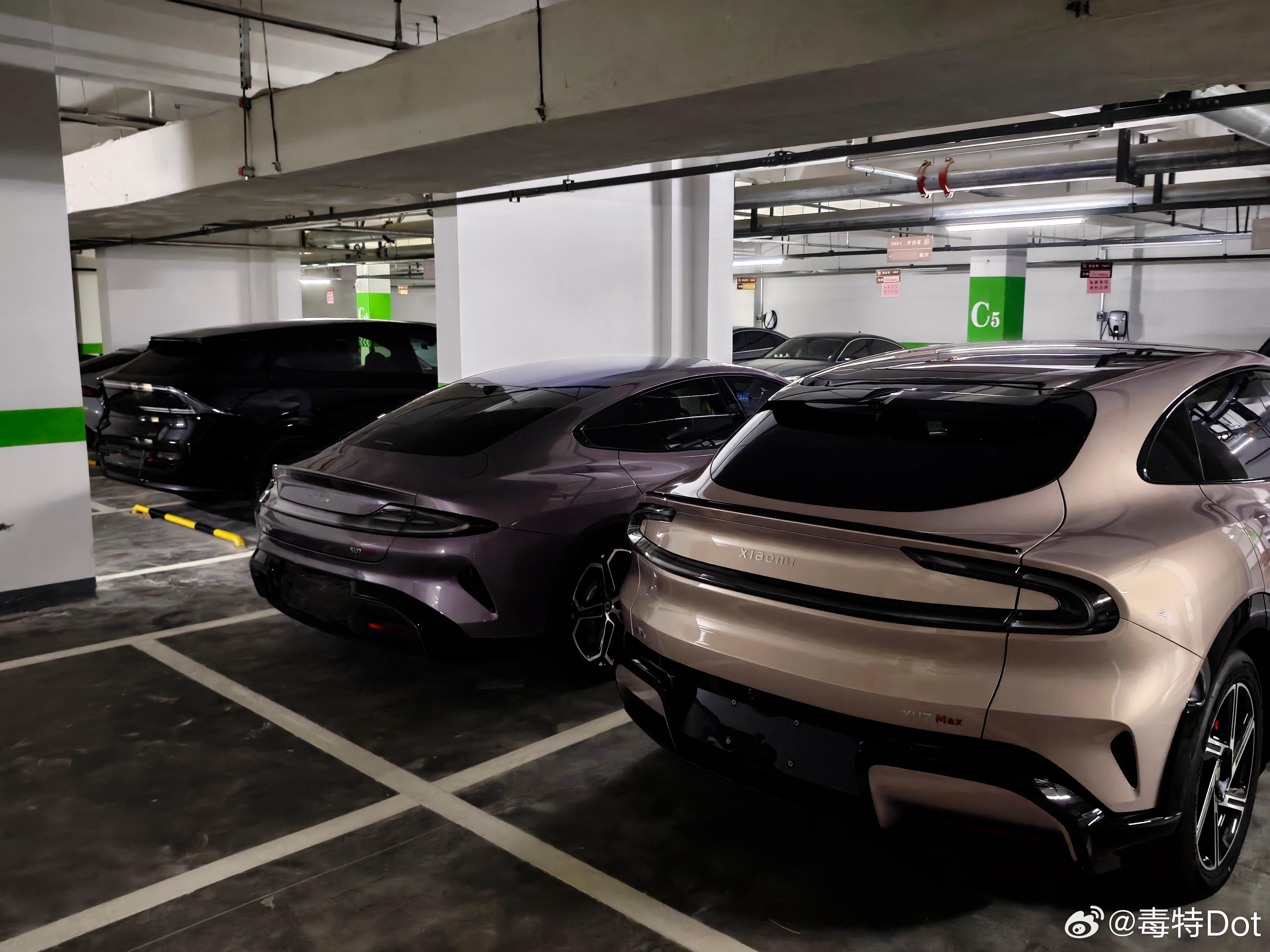 现在一下地库，三台车同时解锁，都不知道开哪台好了[允悲] ​​​