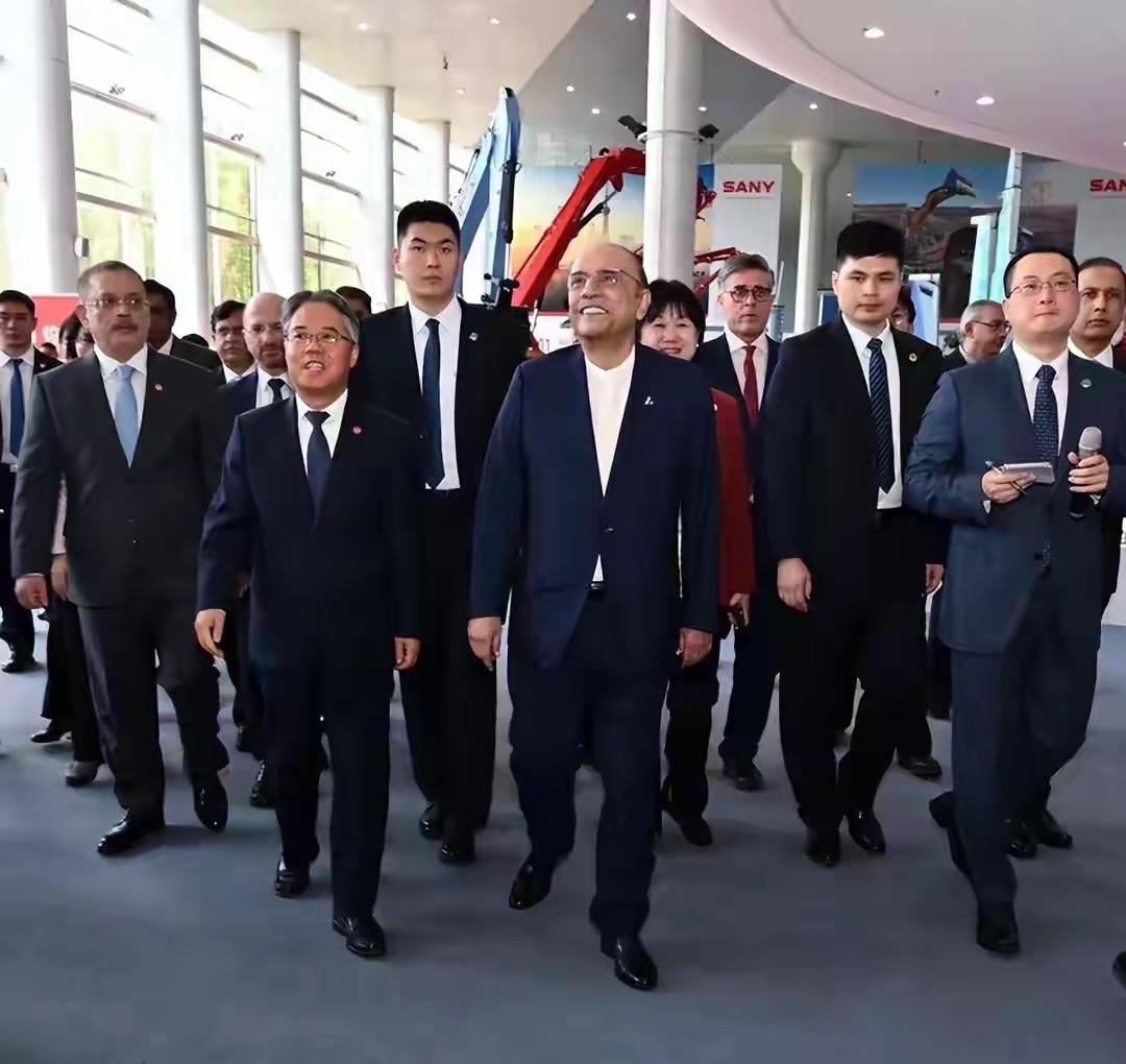 巴基斯坦总统巴尔扎里来中国三天了
才有媒体注意到他此次到来“意义非凡”…
别的不
