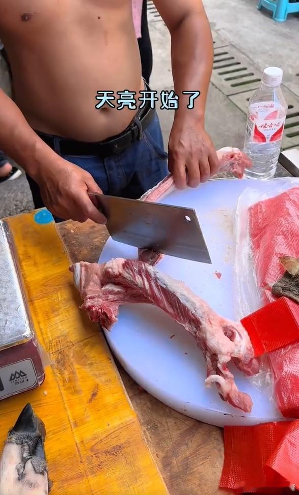 解锁早餐新姿势！不用等深夜，早市的烧烤摊就已经支棱起来，烤肠、烤面筋、烤蔬菜一应