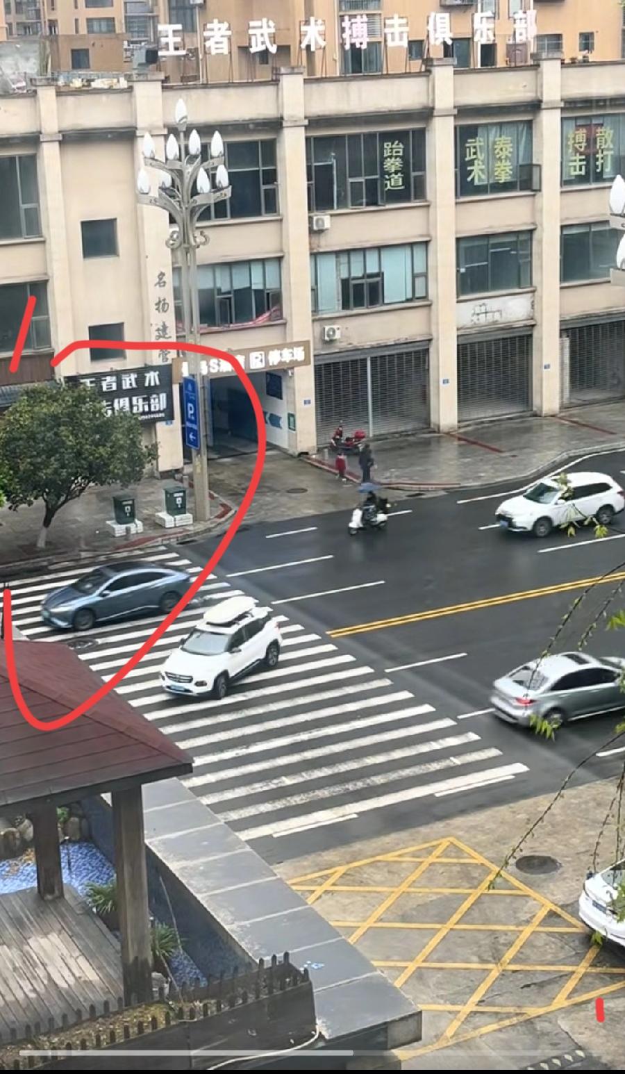 南部县车祸斑马线，为什么没有红绿灯？！女邻居楼上视角，看了斑马线两头，根本没有交