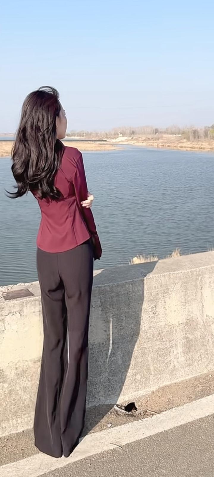 我们都在人海里浮沉，一边受伤，一边坚强。不必讨好所有人，也不必勉强自己，忠于内心