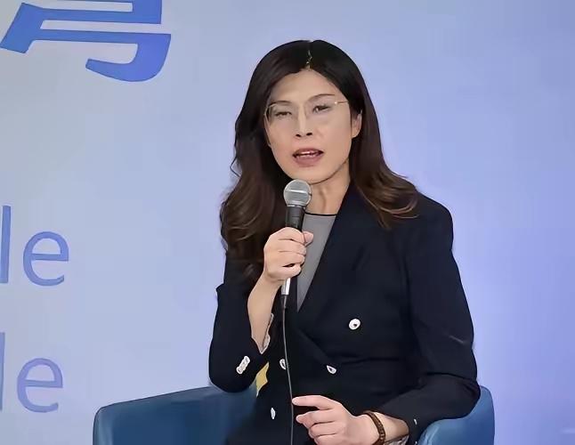 郑丽文访美要见川普，这个想法很有创意，也够大胆。

她一边跑大陆说要和平，一边又