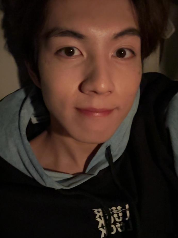 赵一博收工live图  赵一博结束一天功课晒照 赵一博的收工 live 图，是他