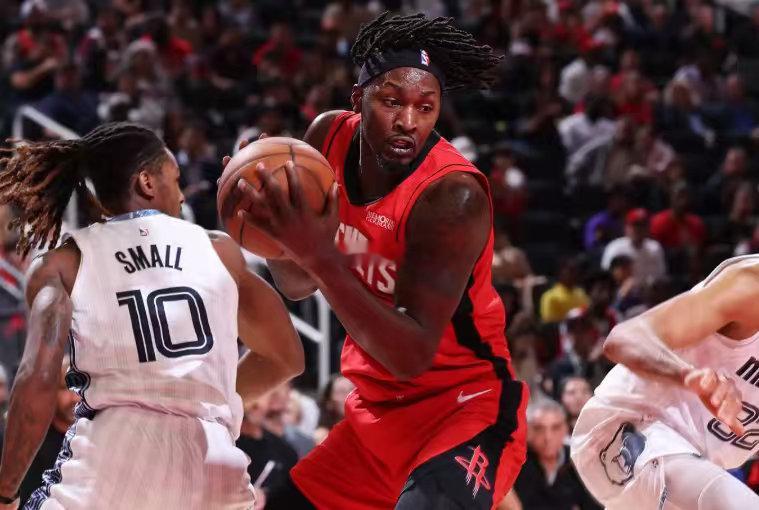 赛季收官战，火箭替补锋线多里安-芬尼-史密斯出场20分59秒，投篮8中3，三分线