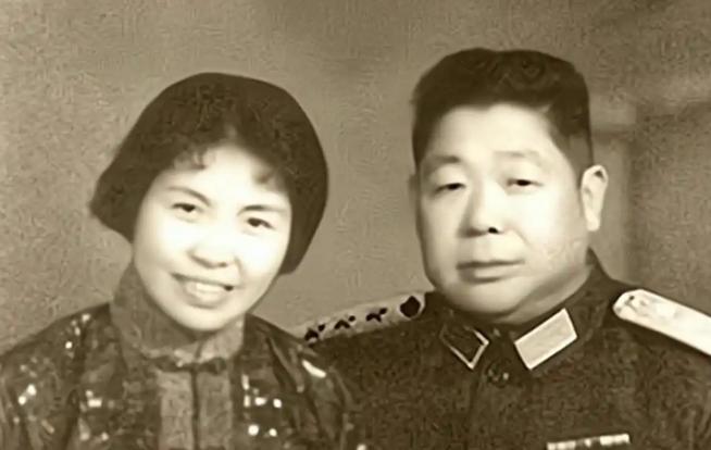 1949年，陈赓将军一路摸到上海岳父家，谁知他盯着小姨子王璇梅看了半天，突然冒出