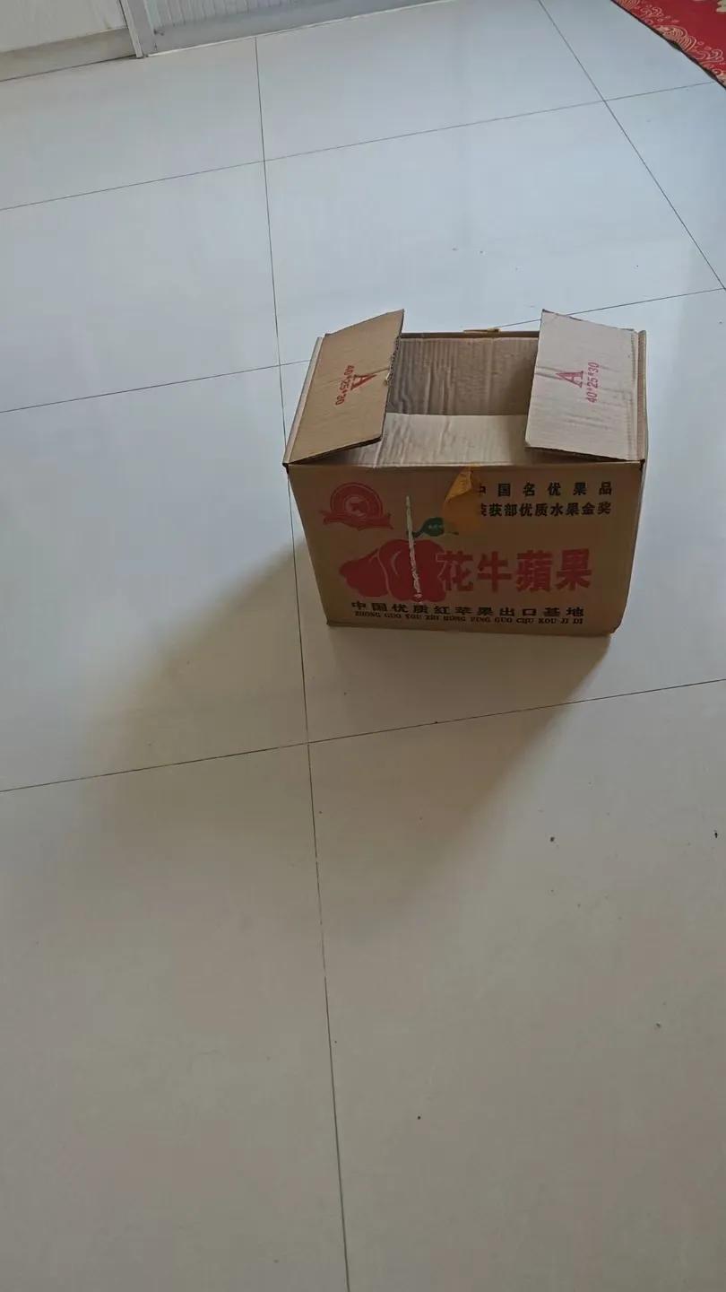网友说：
​太坑人了！
网上买了一箱子苹果，
箱子竟然重二斤二两！
真的无语了！