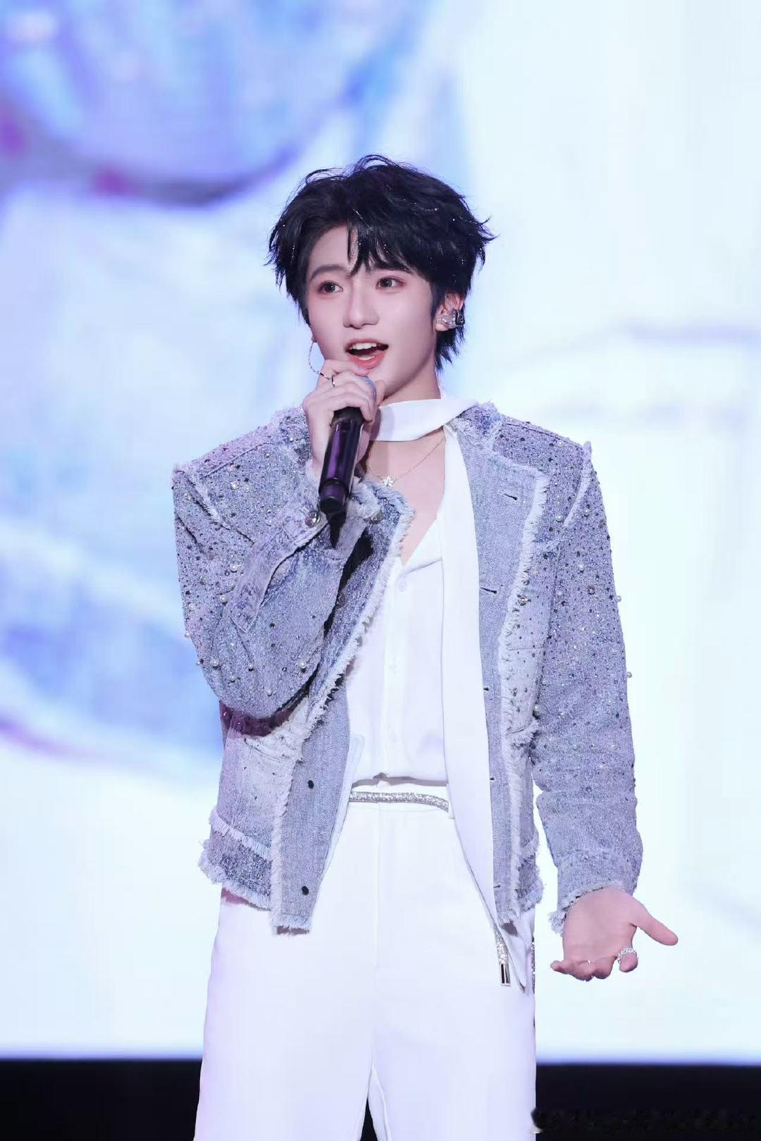 最好的开心回忆，是彼此见证，共同成长。感恩一路相伴，见证 从青涩到成熟。你的努力