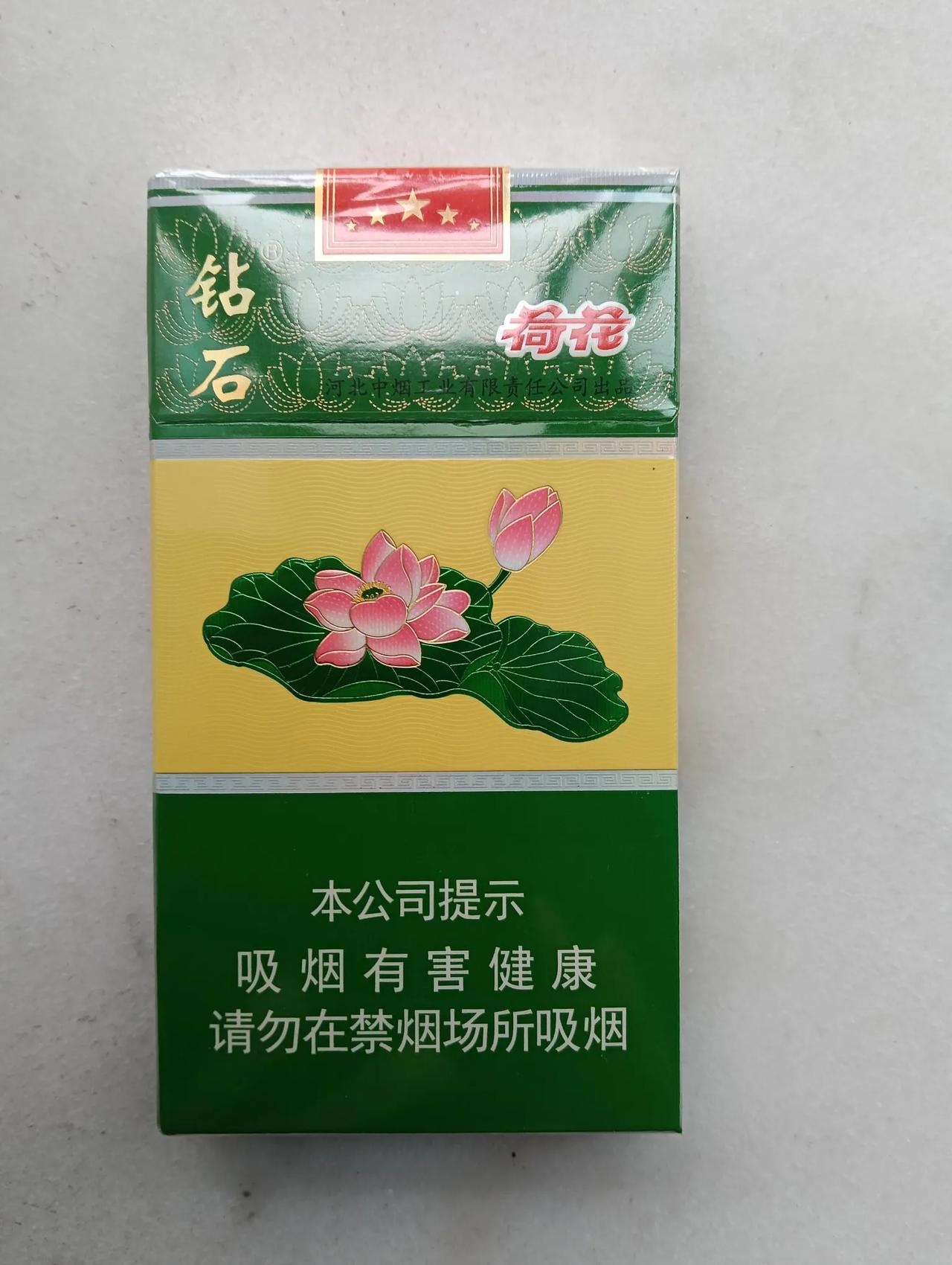 这几年，每年过春节，我都要买一条荷花牌香烟抽，每条批发价约400多点，零售价45