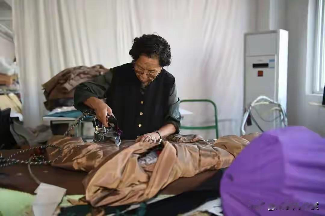 哪位菩萨心肠借我2027万
看了中国十大诚信人陈金英奶奶的新闻介绍，81岁企业倒