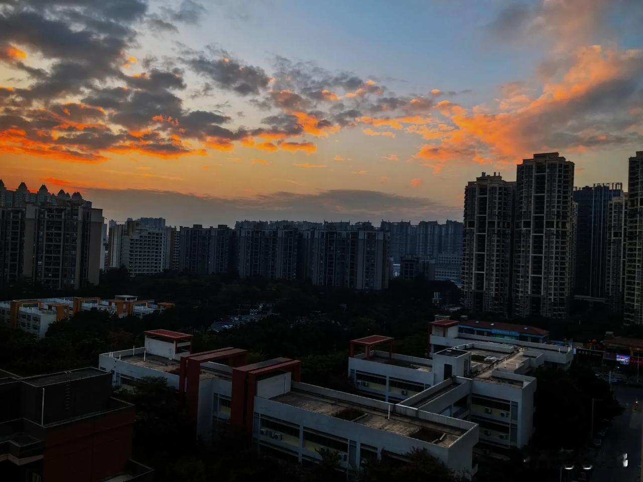 凌晨六点半天空 ，久违的火烧云。

元旦打算睡懒觉，
结果生物钟六点半就把我叫醒