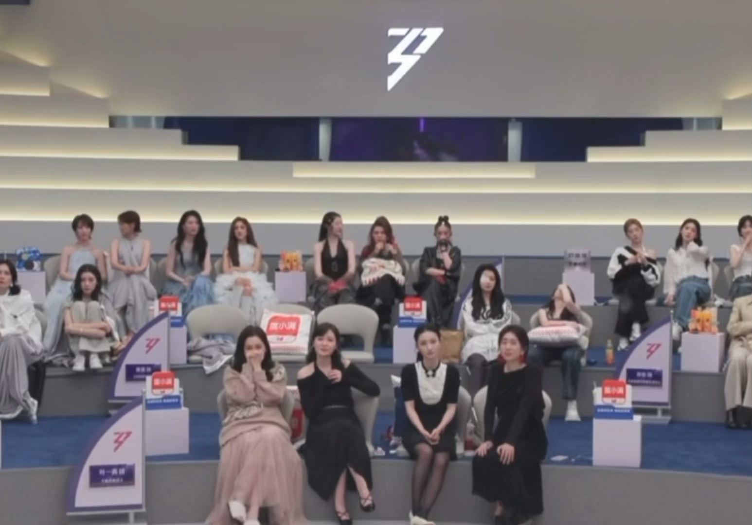 徐洁儿安慰张慧雯徐洁儿给哭了的张慧雯递纸巾 竞技比拼氛围紧绷，很少有人注意到情绪