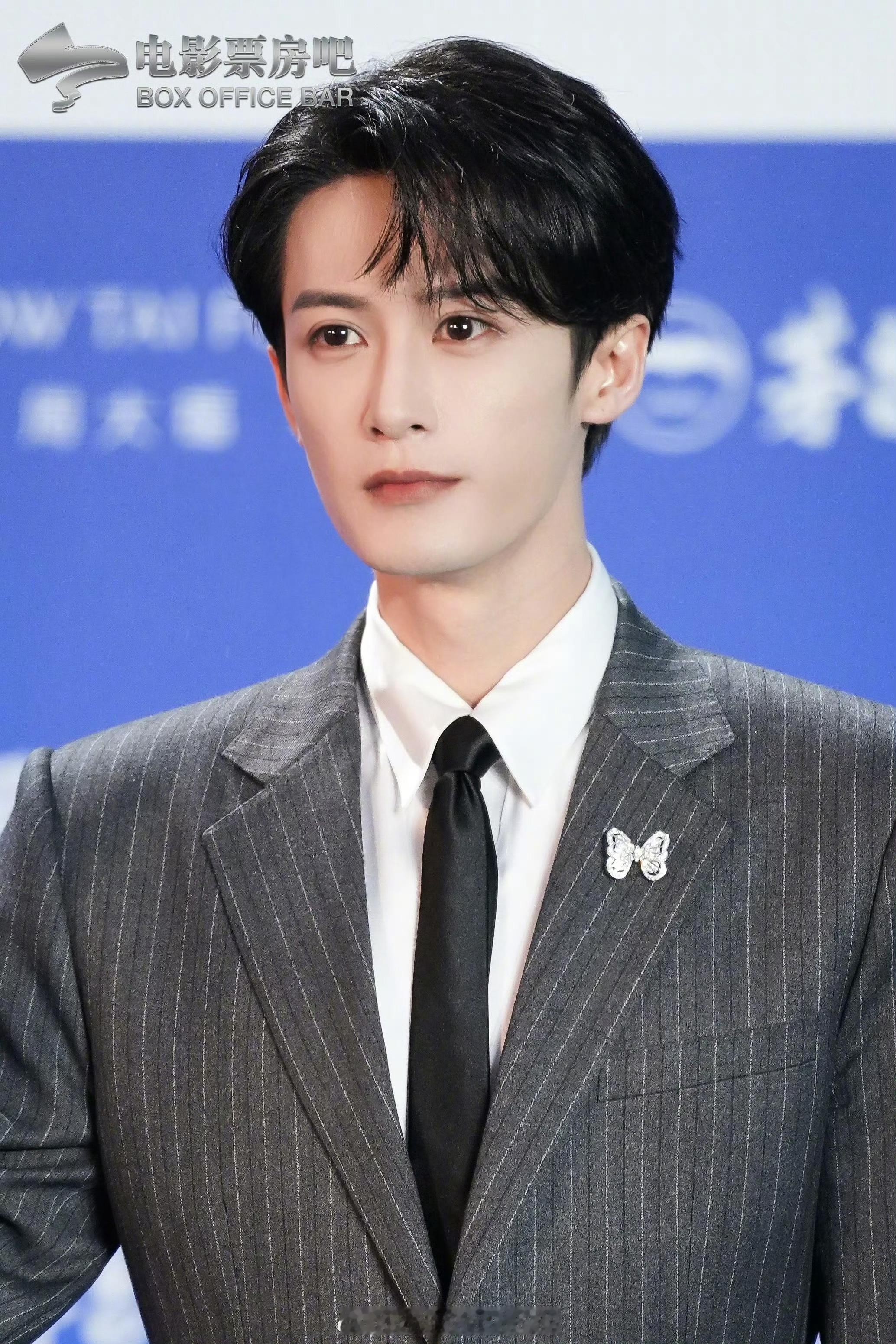 檀健次拿着小风车被摸了一把又一把电影票房吧官博拍的檀健次北影节红毯，神图来的 