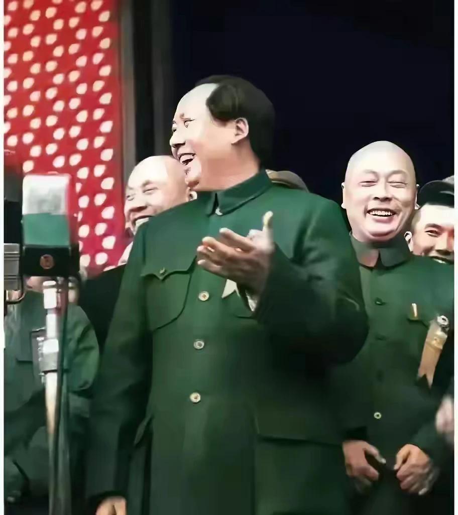 这是一张珍贵的照片，记录了伟人难得开怀大笑的时刻。
开国大典中，身穿中山装的毛主