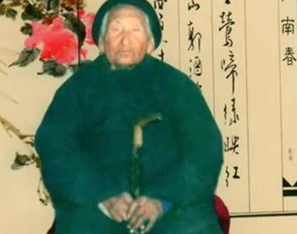 1941年，一八路军干部被伪军五花大绑，要押进城审问，谁料，刚到城门口，突然，一