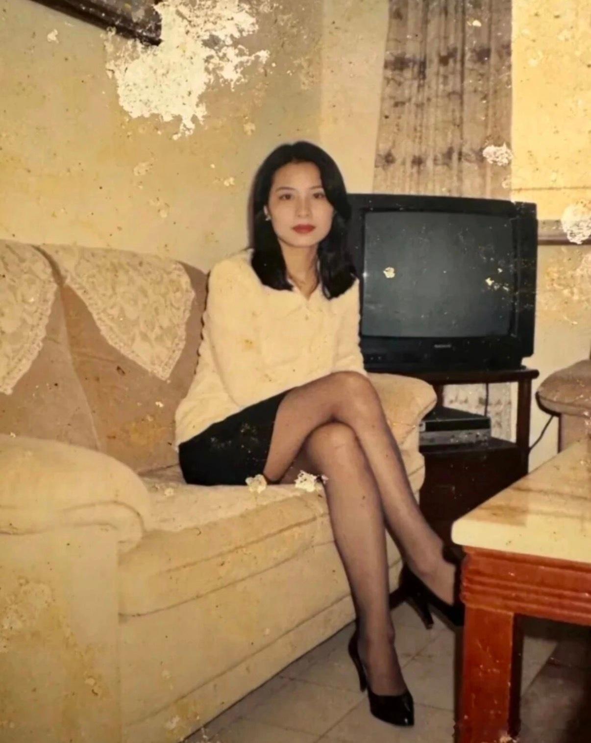 翻到一张90年代的老照片，瞬间被拉回那个慢节奏的年代老式彩电、蕾丝沙发、木质茶几