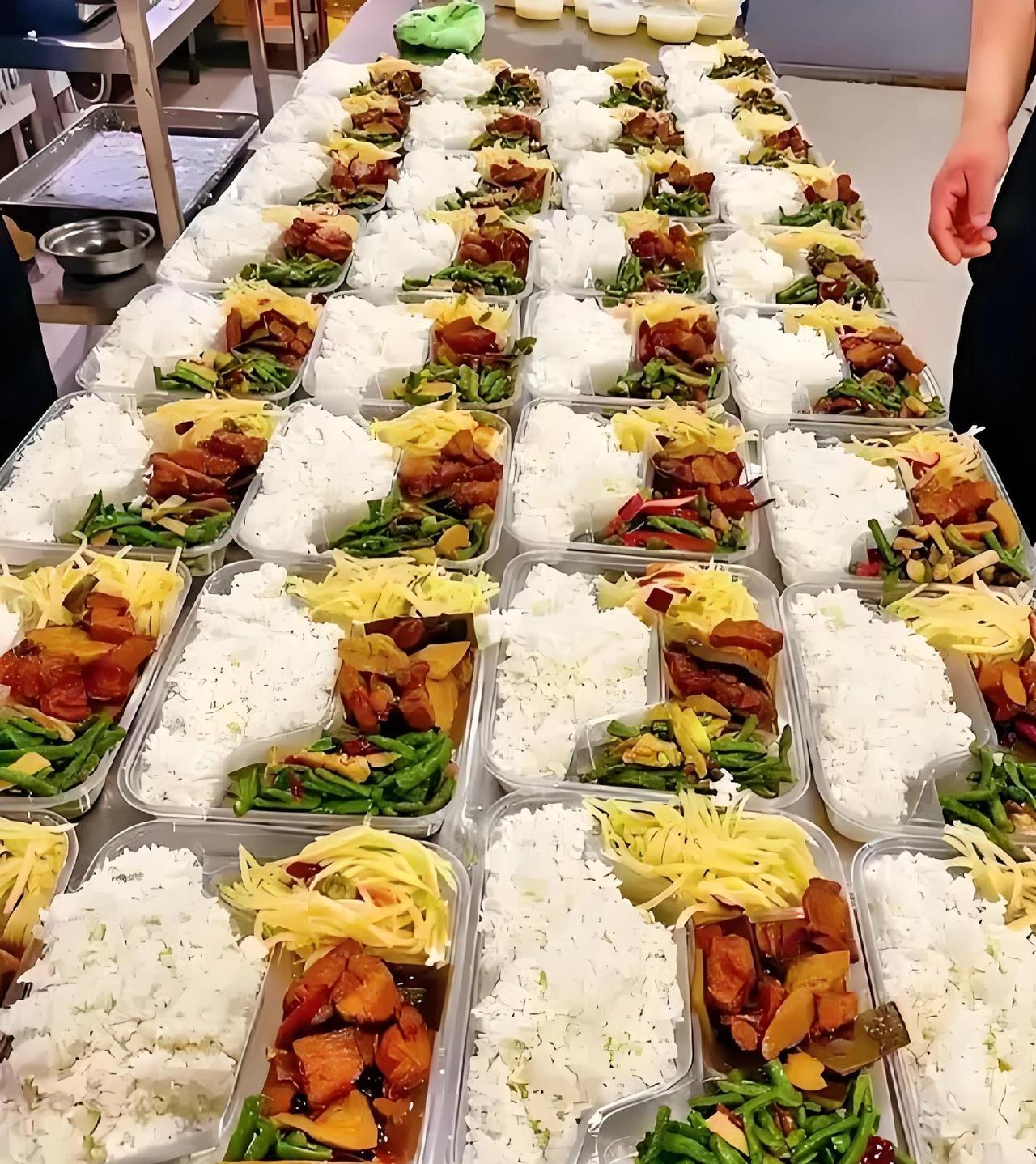 我在安医大肥西校区门口蹲了一整天，发现这家不起眼的小店，一天流水顶我一个月工资！