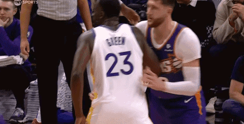 NBA最新消息，勇士格林被无限期禁赛！
追梦格林昨日在和太阳的比赛中转身一巴掌将