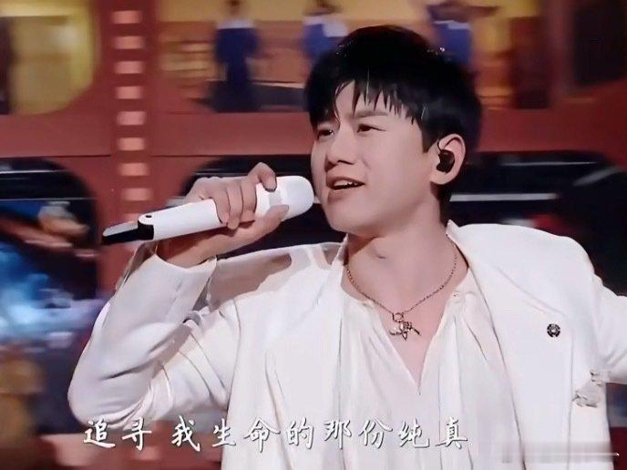 张杰金鸡奖献唱太燃了，娜姐看得热血沸腾，我隔着屏幕都想为他鼓掌！ 