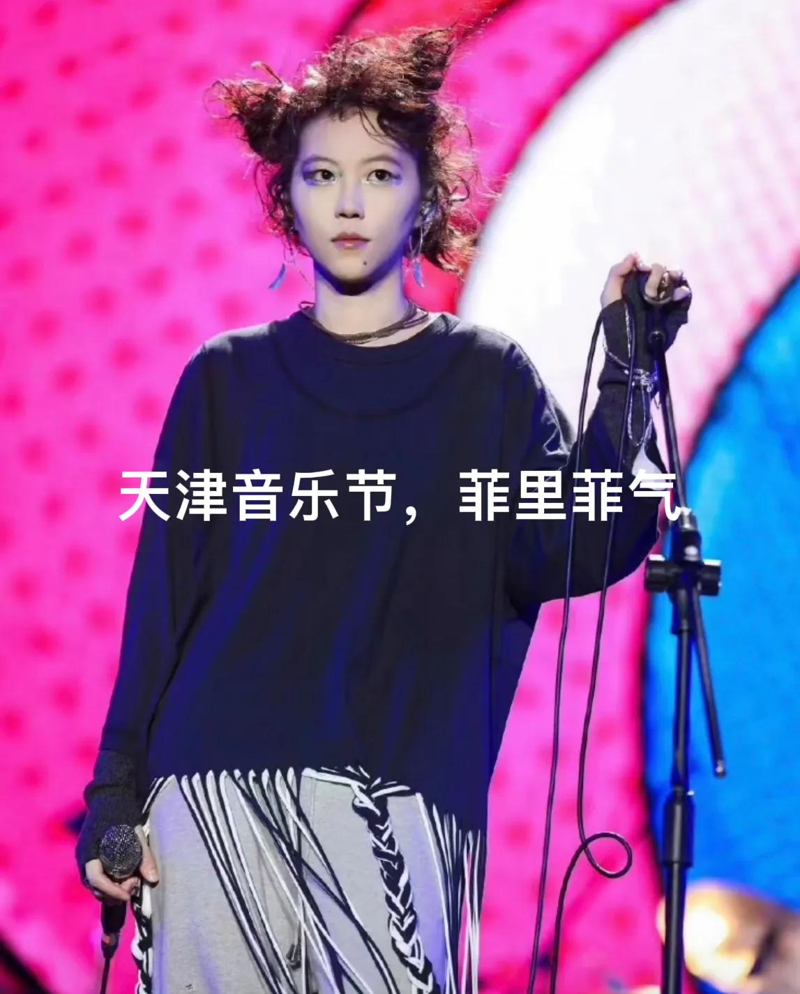 王菲女儿窦靖童，换个发型差点认不出！穿流苏卫衣配凌乱扎发变美少女，气质不输妈妈王