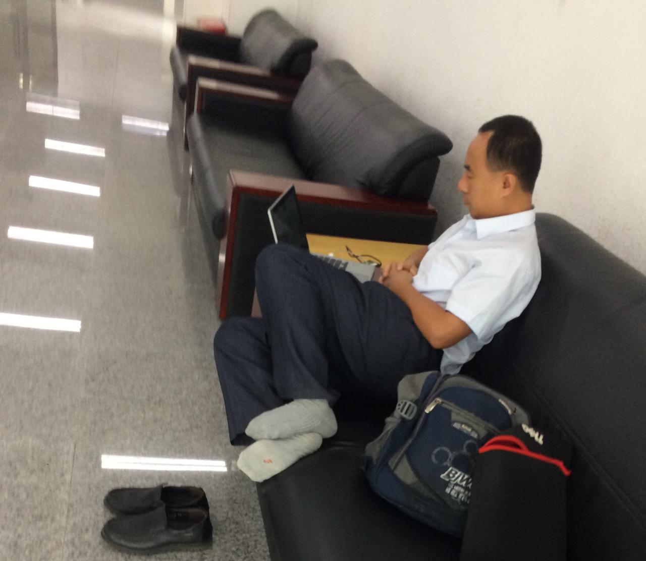 我发现了领导的一个秘密，或者说一个怪癖。
每次开会或者吃饭或者坐车或者闲谈时，领