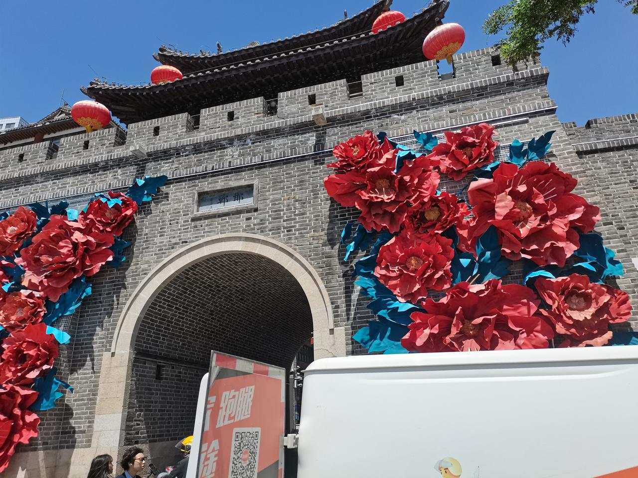邯郸道历史文化街区
南区
属于清朝民国风格
南门有一座古城楼
上书邯郸两个字
古