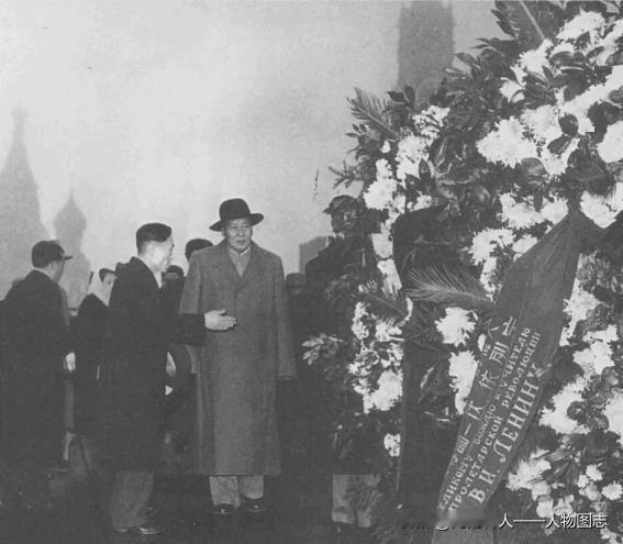 1957年11月5日，毛泽东率中国党政代表团前往莫斯科红场拜谒列宁、斯大林陵墓，