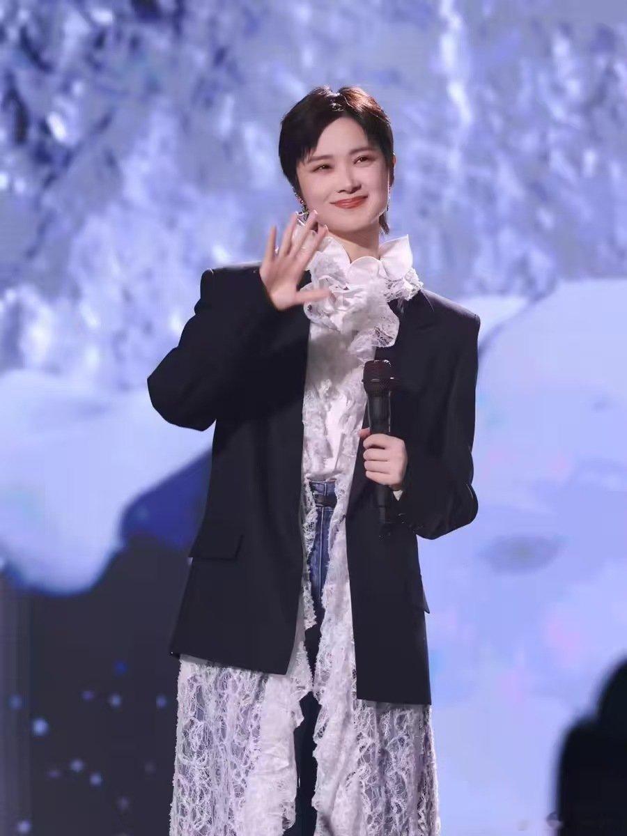 选秀鼻祖李宇春来给内娱上课了声鸣远扬 八大平台联合打造的总决赛，网传李宇春加盟！