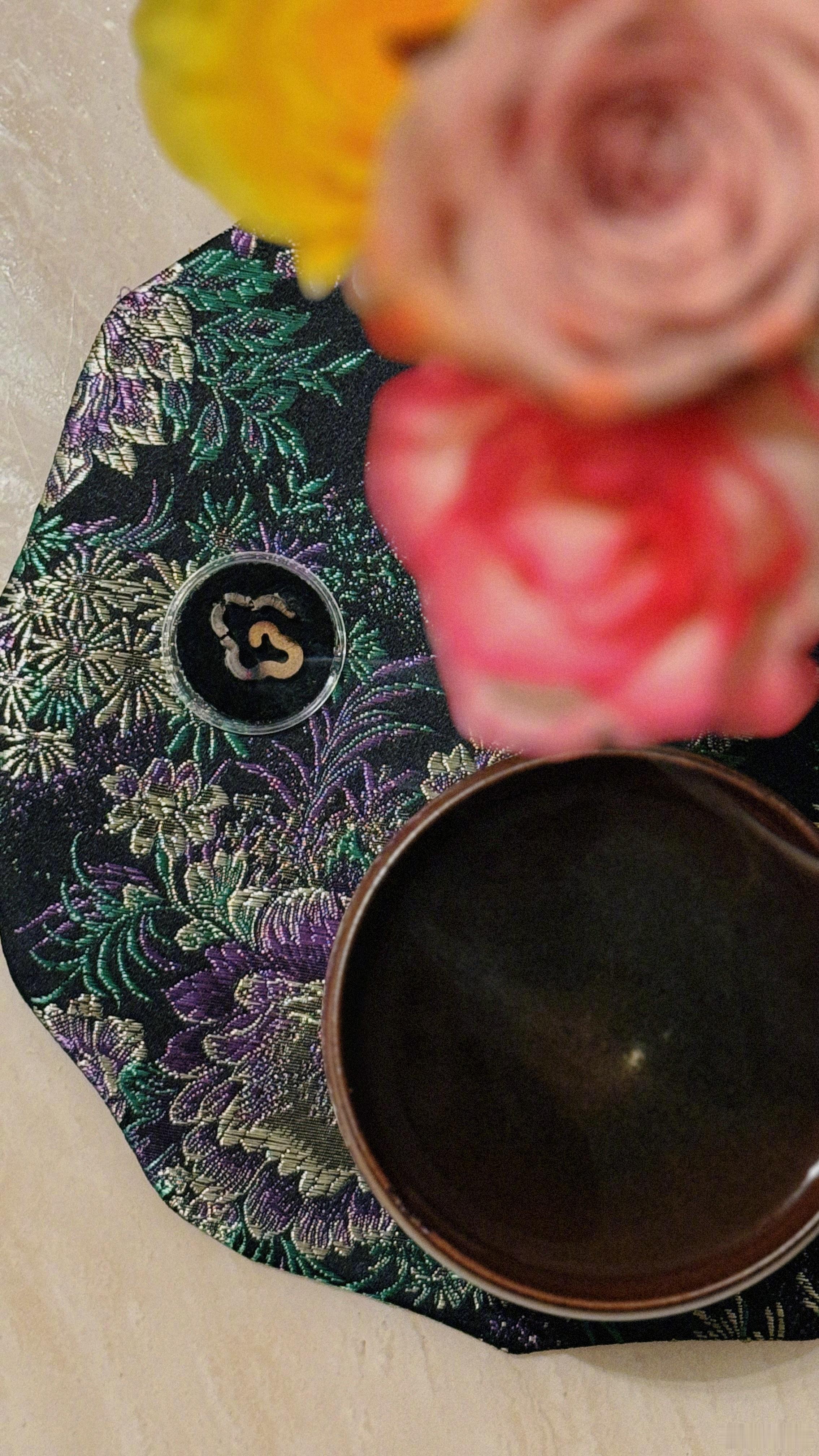 我到年纪了，我到年纪了。不但喝茶点香熬药打八段锦，还在直播间里如饥似渴地观看水晶