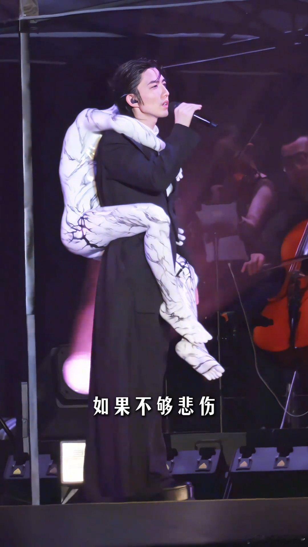 林宥嘉林宥嘉背着假人唱歌不管你是谁从林宥嘉身上下来 林宥嘉演唱会造型，唱的《残酷