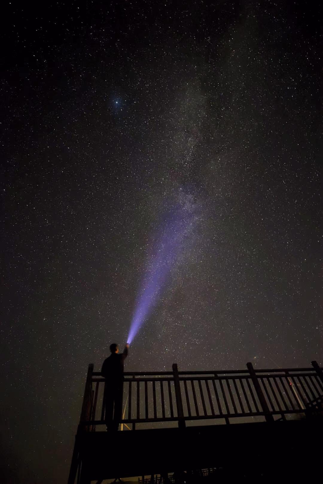 孤身僭越千山，再渡险关，我素衣过泥潭 借过一下 银河 陈小春