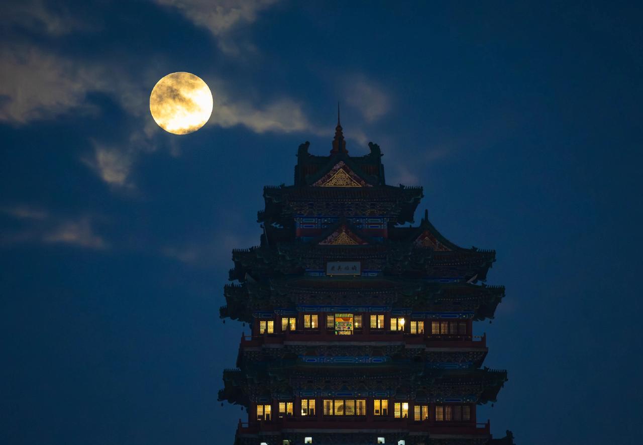 今人不见古时月，今月曾经照古人。

是今天的吧，昨晚我也看到大月亮了，还在想，今