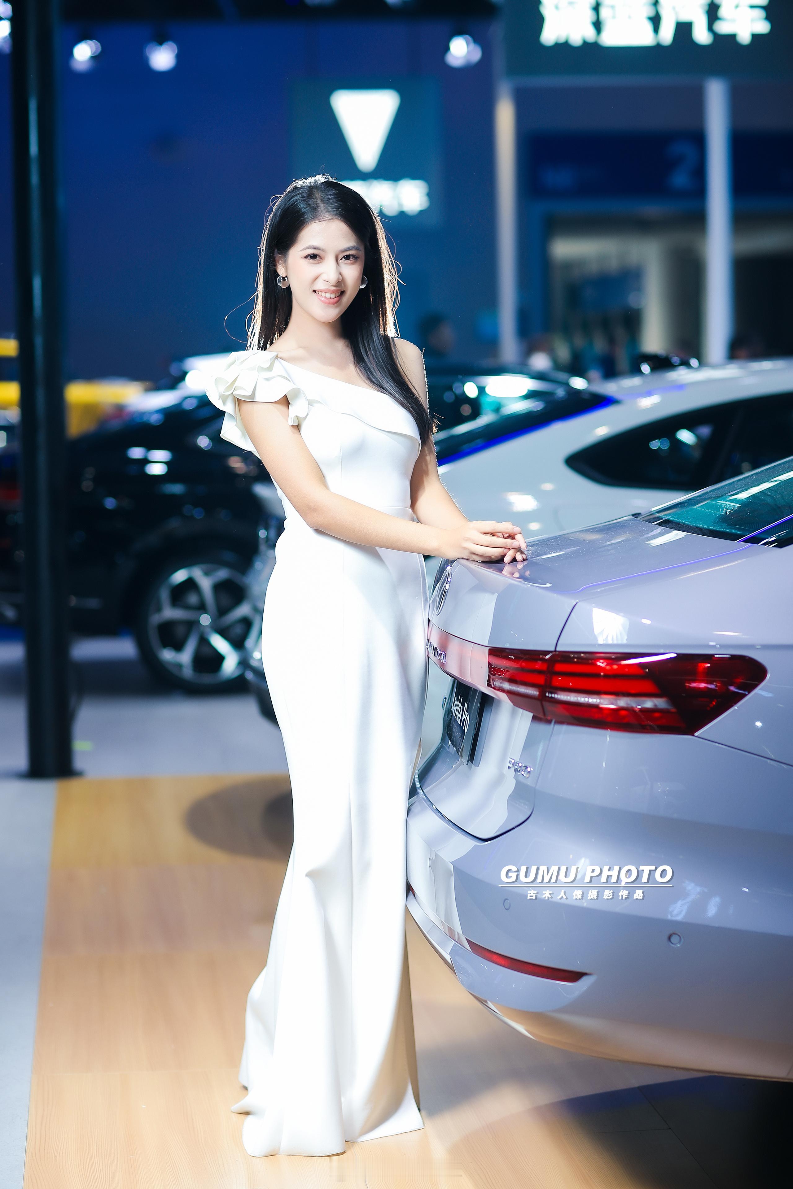 2025重庆汽车消费节上汽大众展台模特小姐姐。2025重庆汽车消费节      