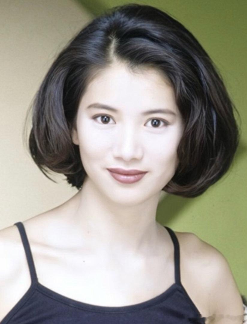 袁咏仪自曝身材焦虑到差点隆胸上有哥下有妹，袁咏仪却是爸爸唯一心头宝，童年被无限纵