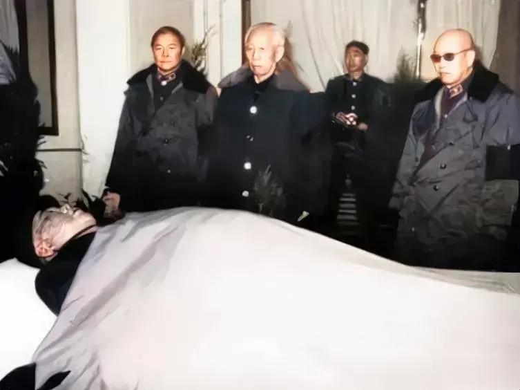 许世友遗体告别仪式。

照片拍摄于1985年，因病去世的许世友全身浮肿。

对于